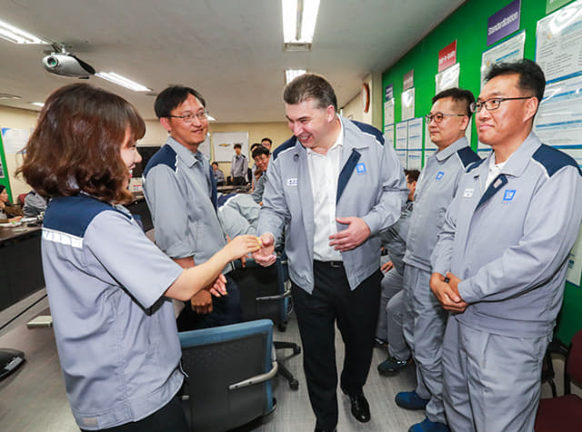 한국지엠 카허 카젬(오른쪽) 사장이 3일 창원 사업장을 방문해 직원들과 만나고 있다./한국지엠/