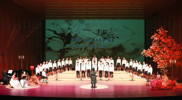 창원시립소년소녀합창단 공연 모습.