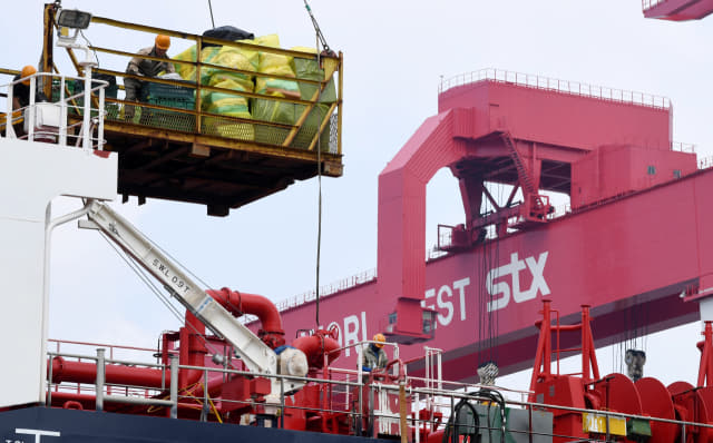 지난 12일 창원시 진해구 STX조선해양에서 노동자들이 건조된 선박의 시험운항 준비를 하고 있다./김승권 기자/