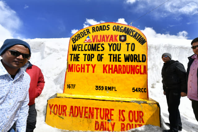 세계에서 가장 높은 카르둥라 고개 표지판에 ‘THE TOP OF THE WORLD’라는 문구가 새겨져 있다.