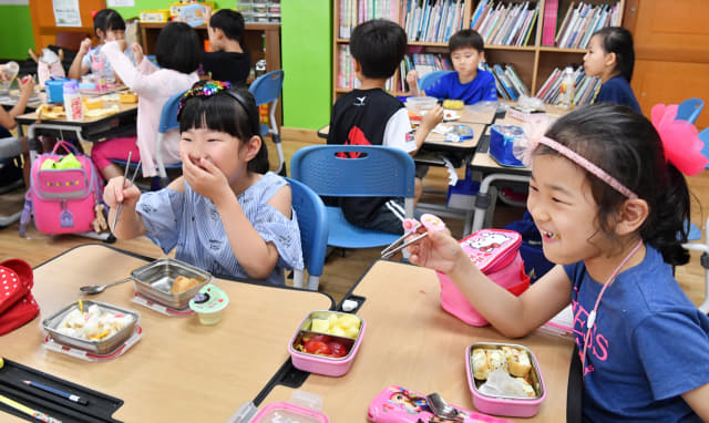 도내 학교비정규직 총파업이 시작된 3일 창원시 성산구 남양초등학교에서 학생들이 집에서 싸온 도시락을 먹고 있다./전강용 기자/