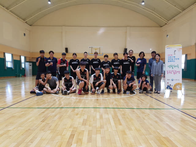 사천시청 여자농구단은 지난 11일 장애인 농구 동아리 회원들과 함께 하며 농구 재능기부 농구교실을 운영했다./사천시/