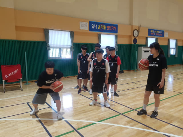 사천시청 여자농구단은 지난 11일 장애인 농구 동아리 회원들과 함께 하며 농구 재능기부 농구교실을 운영했다./사천시/