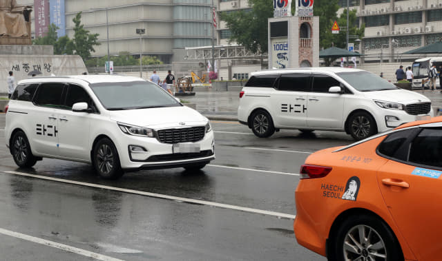 국토교통부가 '혁신성장과 상생발전을 위한 택시제도 개편방안'을 발표한 17일 서울 도심에서 '타다'차량과 택시가 운행하고 있다. 연합뉴스