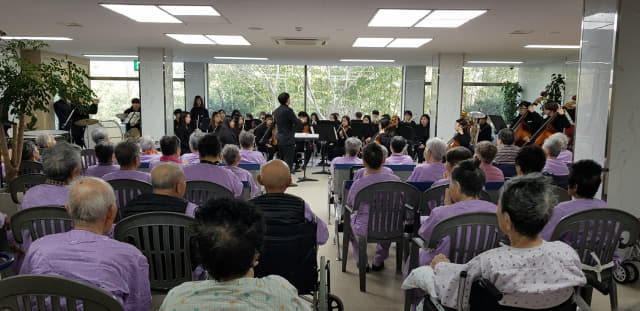 도내 한 요양병원서 열린 찾아가는 음악회에서 노인들이 공연을 보고 있다.(사진은 기사 내용과 무관)/경남신문 DB/