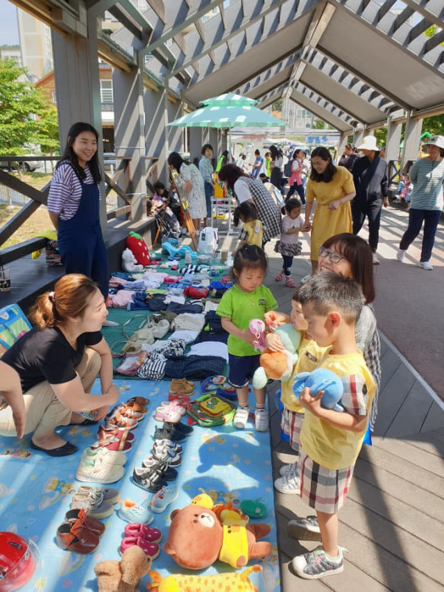 올해 김해 일원에서 열린 ‘콩깍지 나눔축제’에서 아이들이 물건을 구입하고 있다.