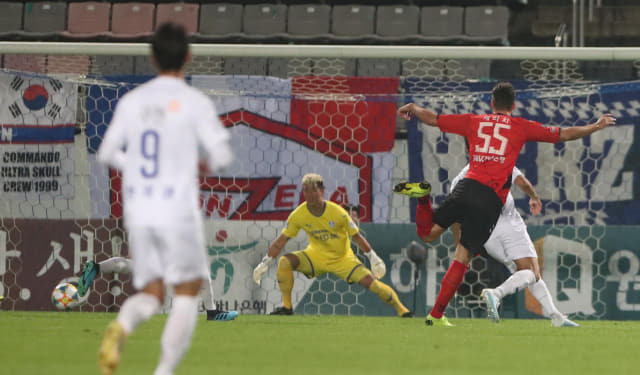 경남FC 제리치가 지난 23일 창원축구센터서 열린 수원 삼성과의 경기에서 슛을 하고 있다./연합뉴스/