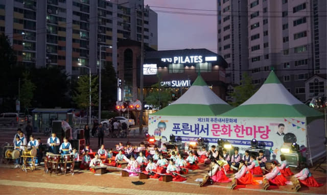 광려중학교 국악 관현악단이 지난달 창원시 마산회원구 내서읍에서 열린 행사에서 연주를 하고 있다./광려중/