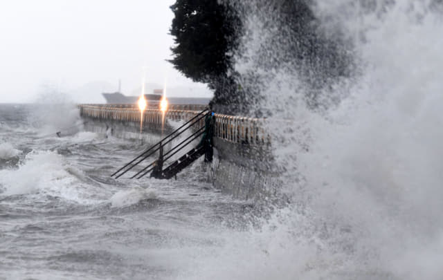 제17호 태풍 ‘타파’가 북상 중이던 22일 오후 창원시 마산합포구 구산면 한 해안도로 위로 파도가 치고 있다./성승건 기자/