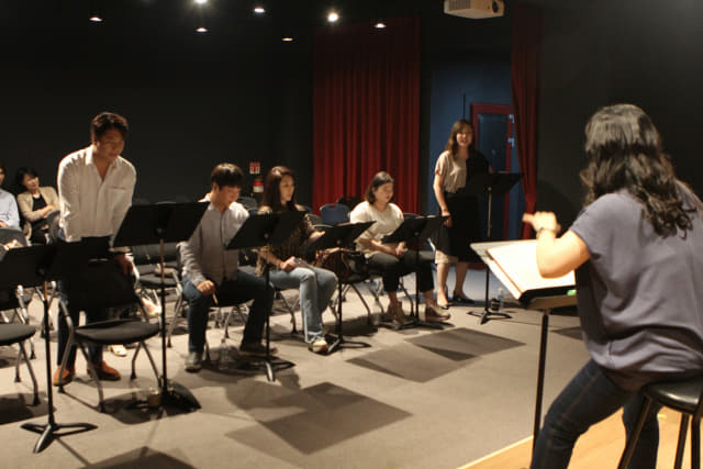 경남오페라단 ‘일 트로바토레’ 출연 배우들이 지난 19일 창신대 예술관에서 연습을 하고 있다.