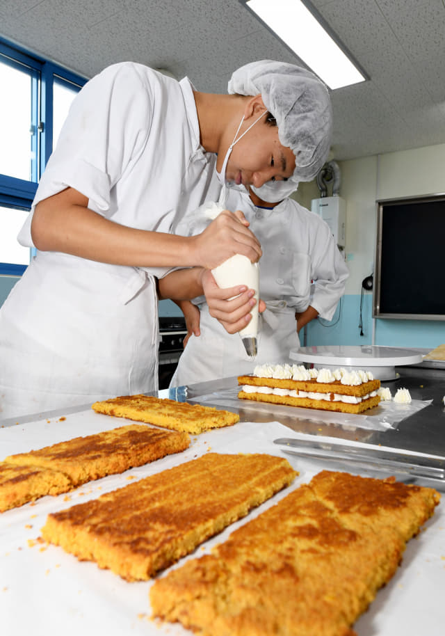 식품가공 전공 학생이 호박 케이크를 만들고 있다.