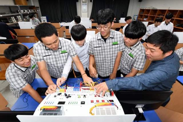 전기전자과 학생들이 자동제어시스템 운용 실습을 하고 있다.