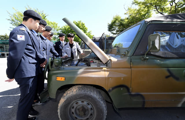 경남자동차고등학교 군 특성화반 학생들이 육군39사단에서 대여한 군용차량의 정비실습을 하고 있다.