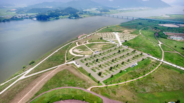 낙동강변 강나루오토캠핑장.
