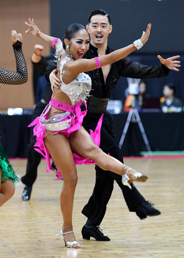6일 서울시 동대문구체육관에서 열린 댄스스포츠 라틴 5종목에서 윤주한과 배예슬기가 열연하고 있다.