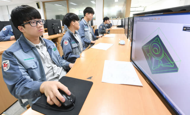 김해건설공고 컴퓨터금형디자인과 3학년 학생들이 3D모델링 실습을 하고 있다.