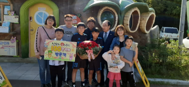 12일, 창녕군시설관리공단 권영규이사장은 100만번째 방문객에게 기념 꽃바구니를 증정하고 기념촬영을 하고 있다.