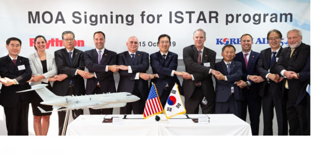 대한항공이 국제 항공우주 및 방위산업 전시회(ADEX)에서 미국 레이시온사와 ISTAR 사업의 기술협력을 위해 합의서를 체결했다./대한항공 제공/