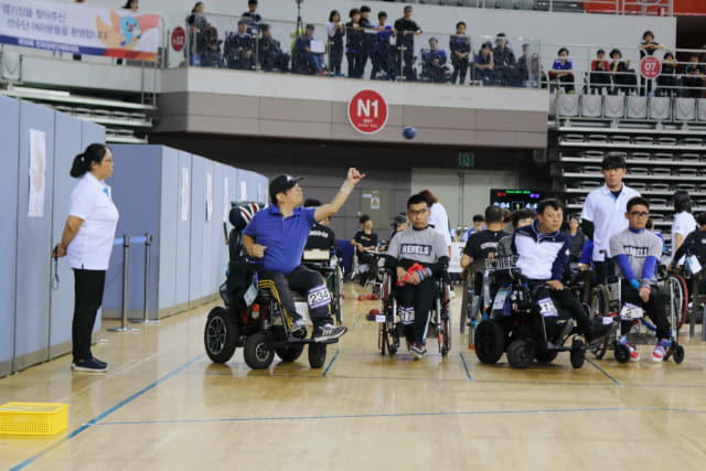 박재우가 제39회 전국장애인체육대회 보치아 단체전에서 투구하고 있다./경남도장애인체육회/