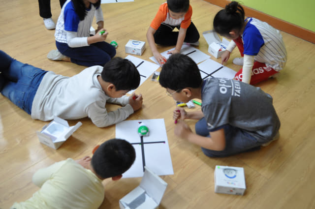 창원 봉강초등학교는 지난 18일 운동회와 교육성과발표 등 다양한 행사를 통합한 봉강 어깨동무 한마당을 개최했다./봉강초/