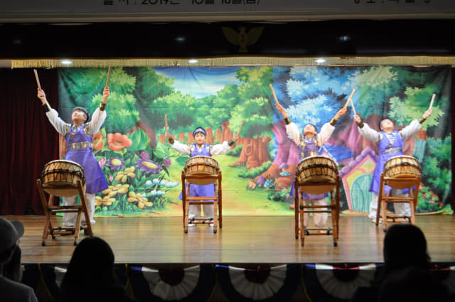 창원 봉강초등학교는 지난 18일 운동회와 교육성과발표 등 다양한 행사를 통합한 봉강 어깨동무 한마당을 개최했다./봉강초/
