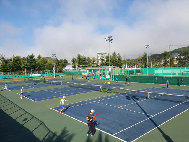 20일, ‘제31회 밀양시협회장배 테니스대회’가 열린 밀양시립테니스장에서 테니스 동호인들이 열띤 경쟁중이다.
