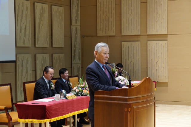지난 2월 장 회장이 모교인 통영 동원고 졸업식에서 축사를 하고 있다.