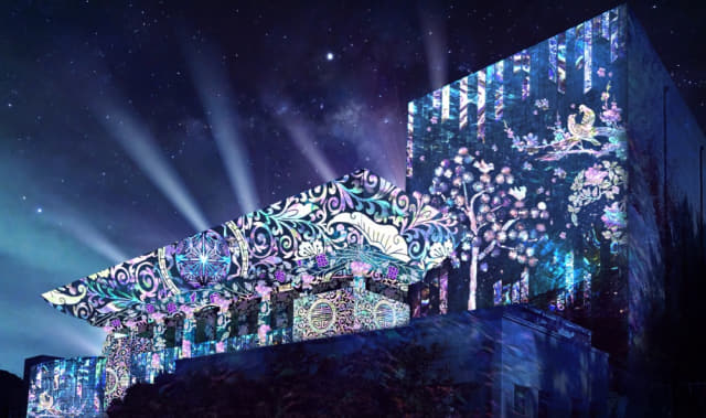 남망산공원의 시민문화회관을 배경으로 펼쳐지는 파사드 쇼를 구현한 모습. /통영시/