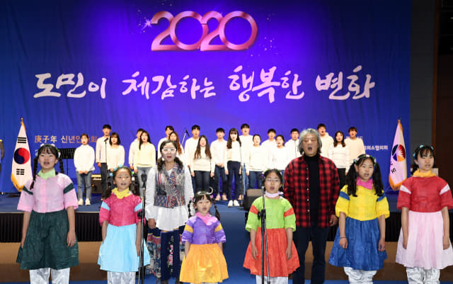 6일 창원컨벤션센터에서 열린 2020 경자년 신년인사회에서 우창수와 개똥이 어린이 예술단원들이 애국가를 제창하고 있다./성승건 기자/