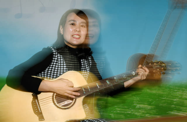 곽선옥씨가 경남도청 후생복지관의 통기타 동아리 ‘소리모아’ 연습실에서 기타를 치며 노래를 하고 있다./김승권 기자/