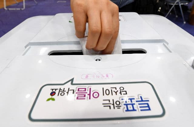 한 시민이 투표함에 투표용지를 넣고 있다./경남신문 자료사진/