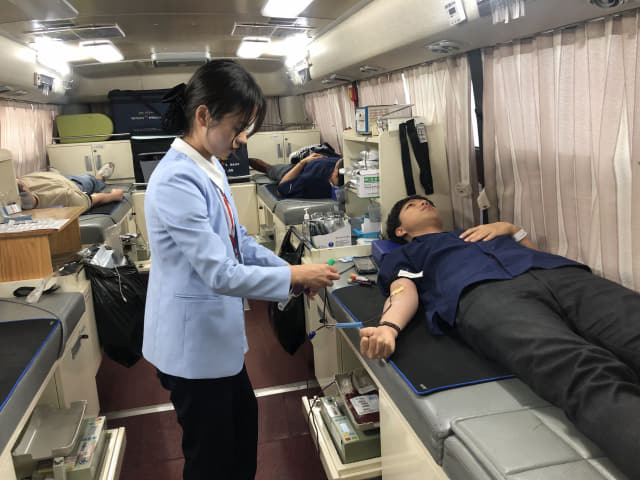 한국건강관리협회 경남지부는 지난 14일 혈액수급이 어려워진 시기에 작은 도움이 되고자 직원들이 참여해 헌혈을 했다./건협 경남지부/