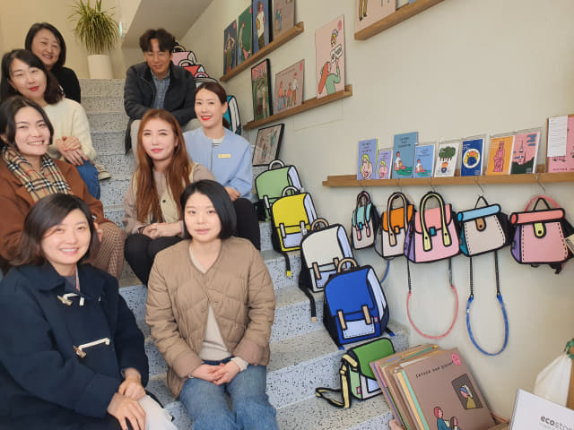 김해 유아동복 브랜드 ‘꼬까참새’ 박선영(앞줄 오른쪽 두 번째) 대표와 직원들.