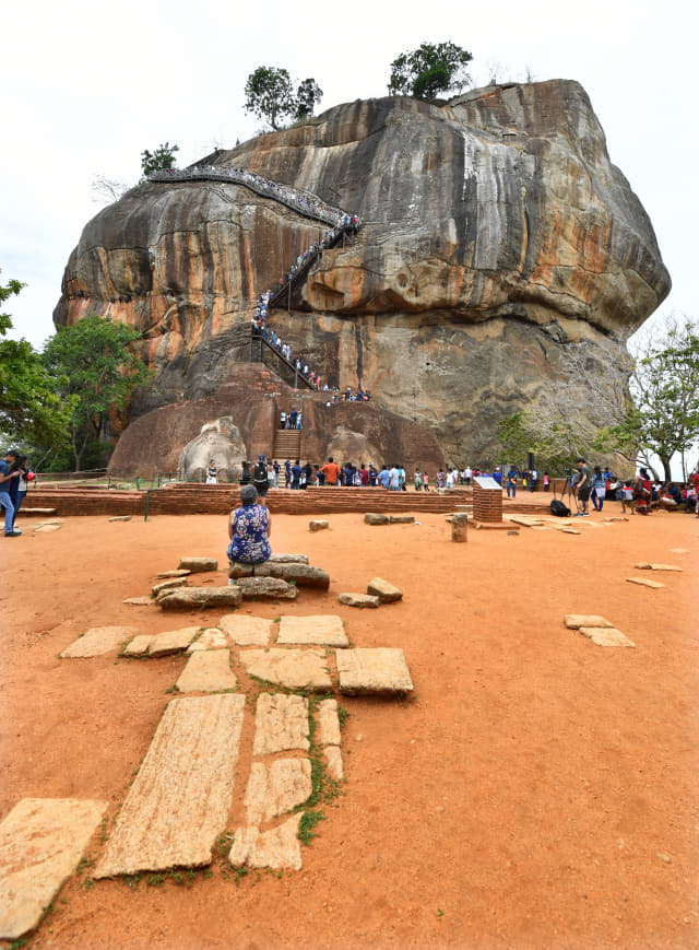 세계 8대 불가사의 중 하나로 꼽히는 스리랑카 시기리야 바위산. 1200여개의 나선형 철제 계단을 오르면 정상에 요새도시가 나온다.