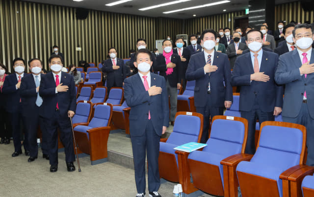26일 국회에서 열린 미래통합당 의원총회에서 의원들이 마스크를 착용한 채 국민의례를 하고 있다./연합뉴스/