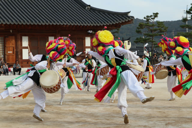 남사예담촌 기산국악당에서 구미농악단이 공연을 하고 있는 모습.