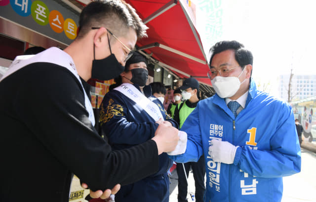 4·15 총선 창원 마산회원에 출마한 더불어민주당 하귀남 후보가 4일 CGV마산점 앞에서 한국결식아동청소년지원협회 ‘결식아동 마스크 나눠주기 행사’에 참여한 봉사자와 인사하고 있다.