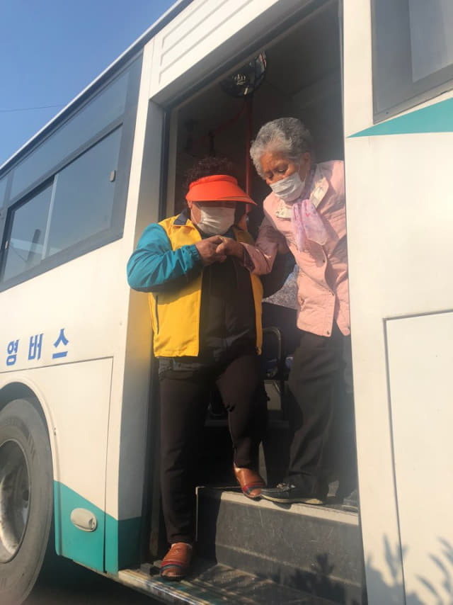 통영 한산도에서 버스 안전도우미 강시자씨가 할머니의 하차를 돕고 있다.