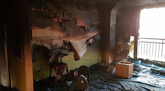 8일 오전 울산시 동구의 한 아파트에서 불이 나 어린이 등 2명이 숨졌다. 사진은 화재가 발생한 아파트 내부. 연합뉴스