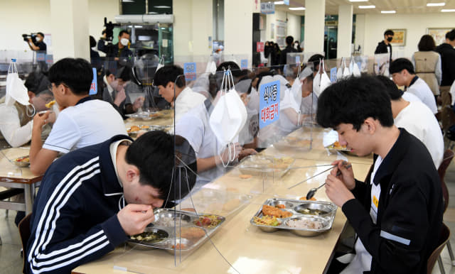 투명 칸막이가 세워진 급식소에서 학생들이 거리를 두고 점심을 먹고 있다./김승권·성승건 기자/