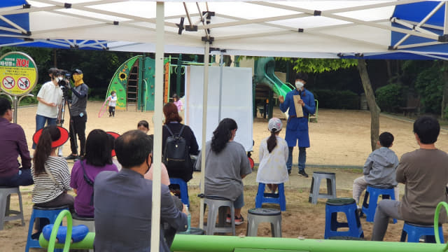 창원시가 지난 24일 마산합포구 월영달빛공원에서 놀이터 전문가를 초청해 기본구상 용역 보고회를 개최하고 있다./창원시/