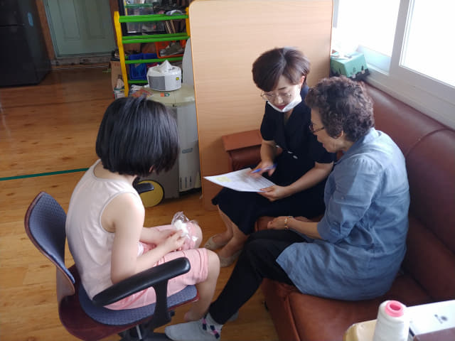 지난달 김해시 대동면의 은주 집에서 경남은행 사랑나눔재단 관계자가 은주와 은주 할머니를 상담하고 있다.