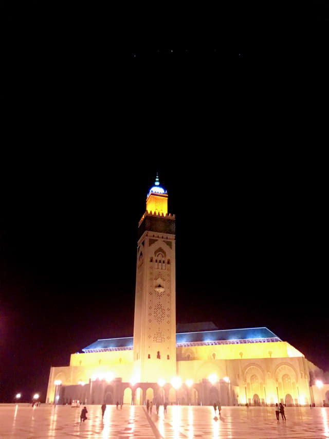 하산 2세 모스크의 밤.