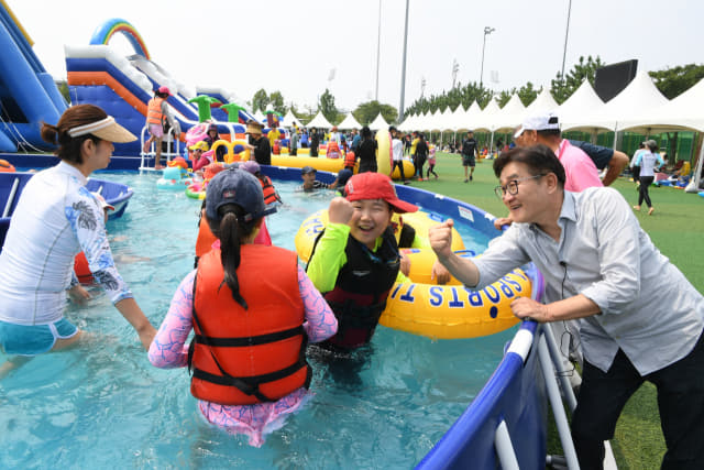 지난해 여름 양산의 한 물놀이장을 찾은 김 시장이 시민들과 파이팅을 하고 있다.