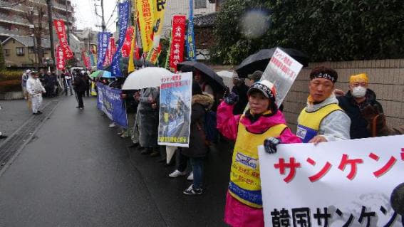 2017년 3월 일본 ‘한국산연노동자 지원 모임’과 사이타마현 니자시 시민들이 일본 산켄전기 본사 포위 시위를 하고 있다./경남신문DB/