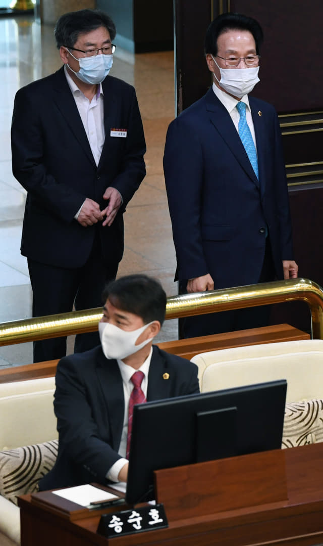 김하용(오른쪽) 경남도의회 의장 불신임안이 본회의에 상정된 지난 23일 김하용 의장이 더불어민주당 송순호(앞) 의원과 인사를 하지 않고 의장석으로 가고 있다.