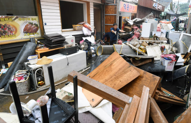 9일 오후 하동군 화개면 탑리에서 주민들이 집중호우로 침수된 물품을 정리하고 있다./김승권 기자/