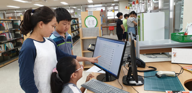 지난해 공간혁신으로 스스로 공부할 수 있는 공간으로 개선된 김해 진영중앙초 학교도서관 모습./경남교육청/