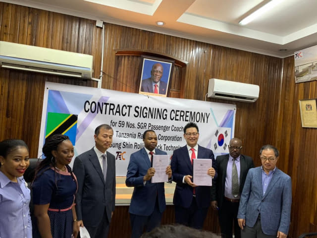 함안 (주)성신RST가 아프리카 국가 탄자니아에 철도 객차 59량을 공급하는 계약을 체결하고 있다./성신RST/