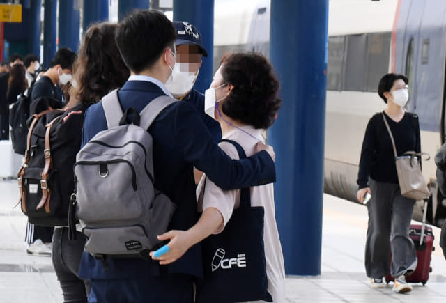 추석 연휴 마지막날인 4일 창원중앙역에서 한 가족이 서울행 열차가 도착하자 작별 인사를 하고 있다./김승권 기자/